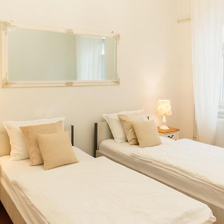 Goodlife Holiday House - Family & Friends 포제가 외부 사진